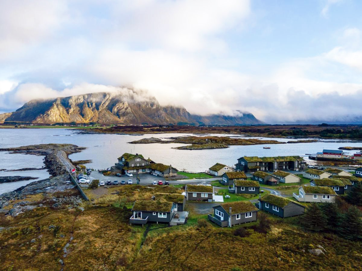 Åk på en enastående roadtrip i Norge och ta in på mysiga Hustadvika Havhotell norr om Ålesund